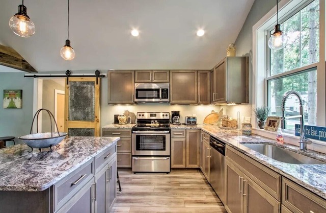 Holcombe Lakefront Cottage