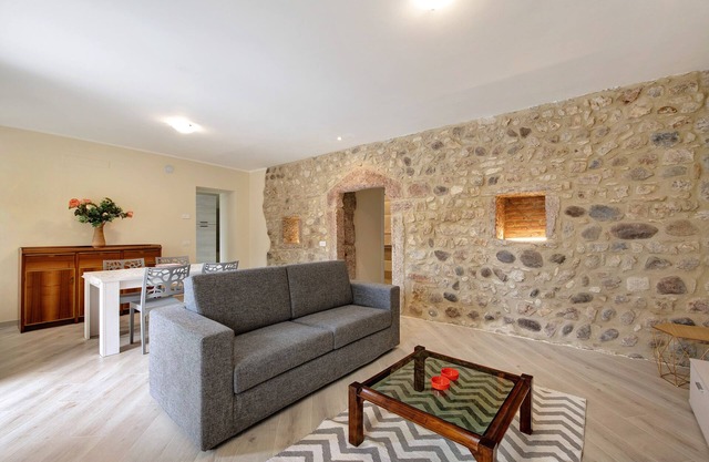 Holiday Apartment "Casa Vera Aurora" with Lake View, Private Garden & Wi-Fi