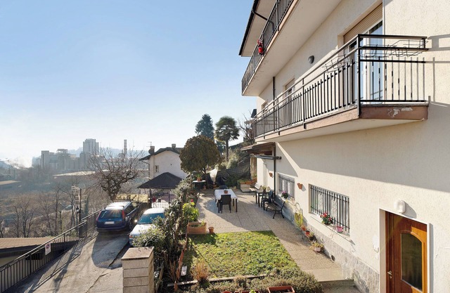 Holiday Apartment Casa Bella with Lake View, Shared Garden & Wi-Fi