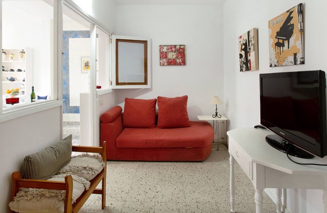 Holiday Apartment 'Casa Lolina1' with Shared Garden and Wi-Fi