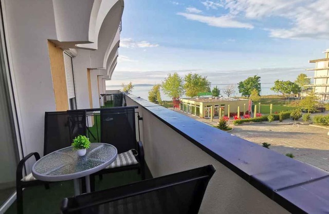 Holiday apartment directly on the water with free beach