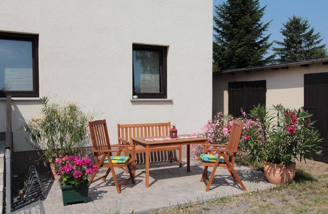 Holiday Apartment in Kleinnaundorf with Private Parking