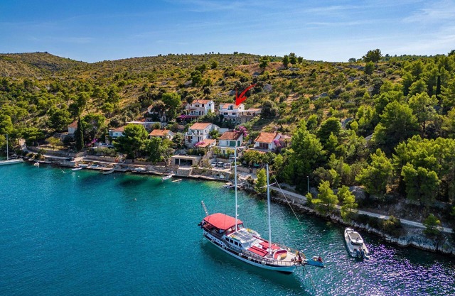 Holiday apartment Lozisca for 1 - 4 persons with 2 bedrooms - Holiday apartment in one or multi-fami