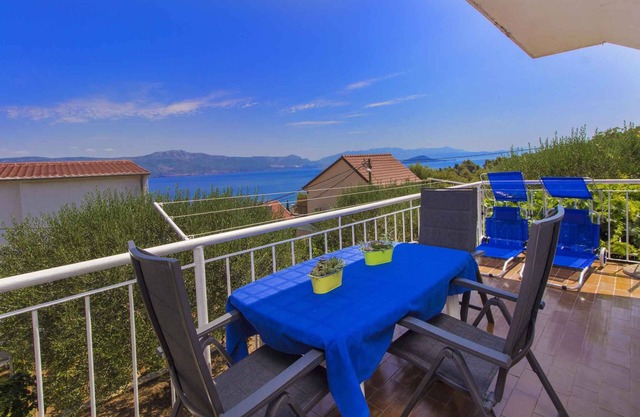 Holiday apartment mit Balkon und Meerblick