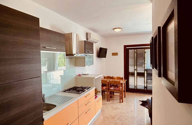 Holiday apartment on the ground floor, air-conditioned, with a large beautiful terrace and sea views