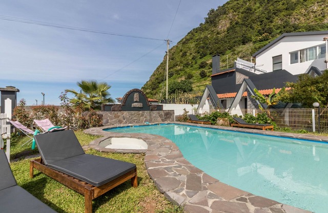 Holiday Apartment 'Palmeira House - Fernandes Cottage' with Shared Pool and Wi-Fi