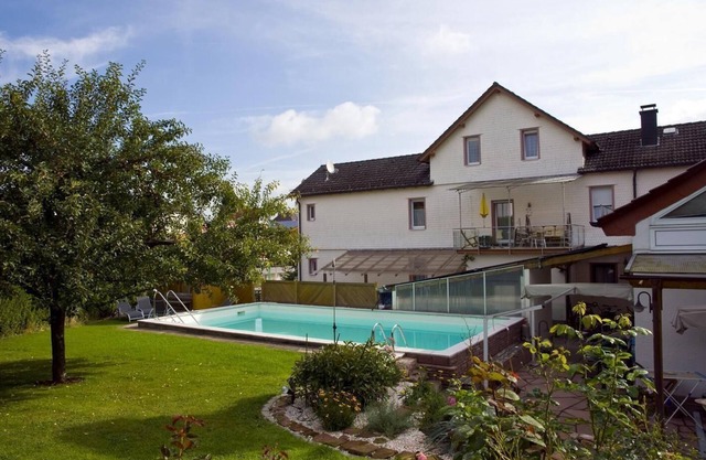Holiday apartment with a big garden and a shared pool