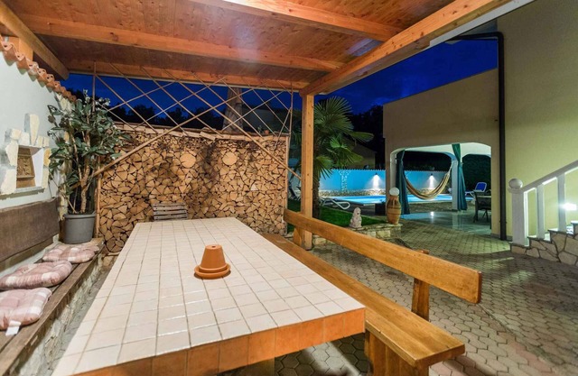 Holiday apartment with heated pool, barbecue and internet