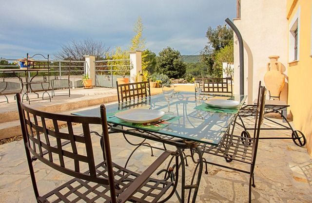 Holiday flat, country house with view on the hills, shared pool and Wi-Fi