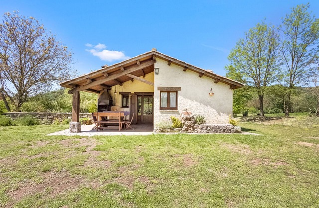 Holiday Home 'La Cirera' with Mountain View, Shared Pool and Wi-Fi