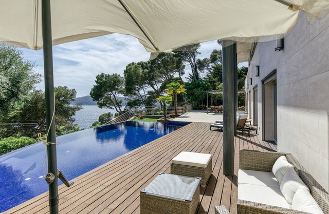 Holiday Home "Blueview" with lovely views, Pool & Wi-Fi