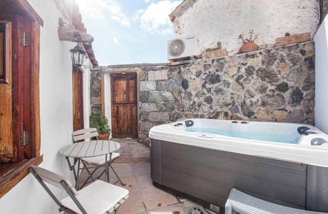 Holiday Home Casa Rural Vidal with Sea View, Jacuzzi, Wi-Fi, A/C & Terrace; Parking Available