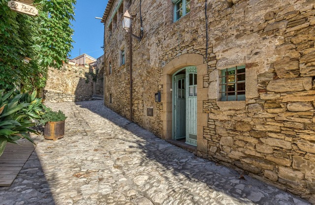 Holiday Home 'Casa Peratallada' with Wi-Fi and Air Conditioning