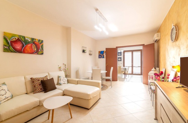 Holiday Home "CJ Sea Home" near the Beach with Sea View, Shared Terrace & Wi-Fi
