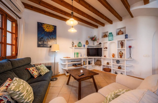 Holiday Home 'Es Mercat' with Private Terrace, Wi-Fi and Air Conditioning