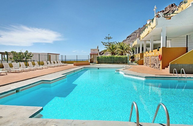 Holiday Home 'Suite On the Beach' with Sea View, Pool, Terrace & Wi-Fi