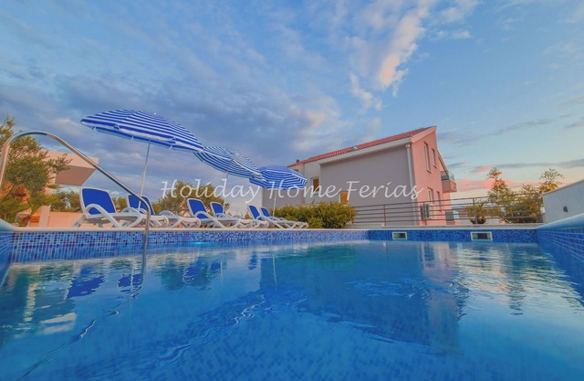 Holiday Home Ferias in Makarska for 6 - Private Pool, Parking, BBQ & Fast Wi-Fi