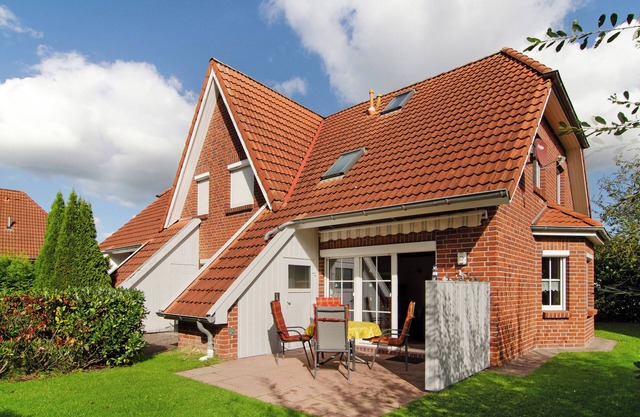 Holiday Home 'Ferienhaus Lisa Hooksiel' with Private Terrace, Private Garden and Wi-Fi