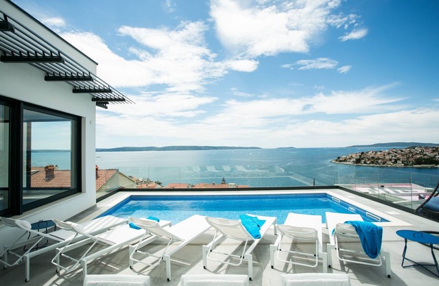 Holiday home for 8 people with terrific sea view and pool