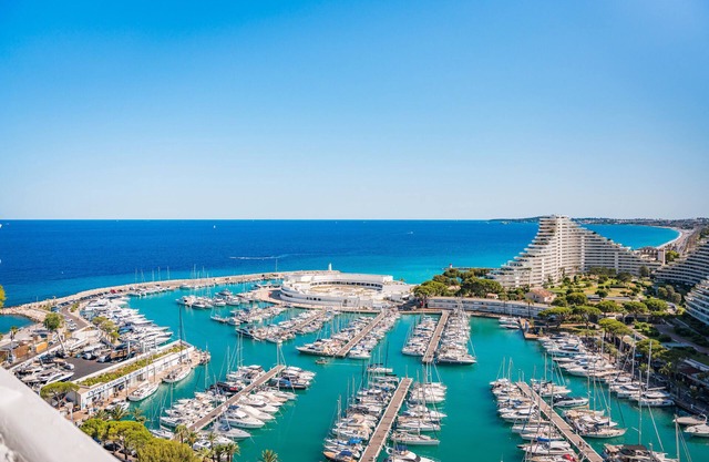 Holiday Home 'T3 Luxury Marina Baie Des Anges' with Sea View, Wi-Fi and Air Conditioning