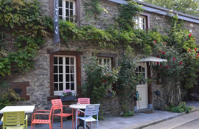 Holiday home in Bièvre near town center