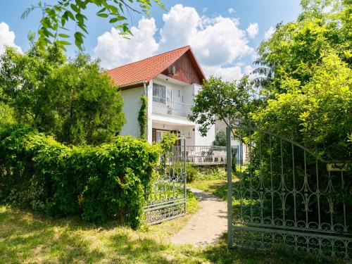 Holiday Home Iris by Interhome