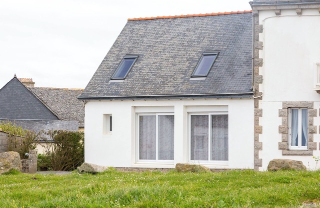 Holiday Home 'Jacqueline Face À La Mer' with Sea View, Private Garden and Wi-Fi