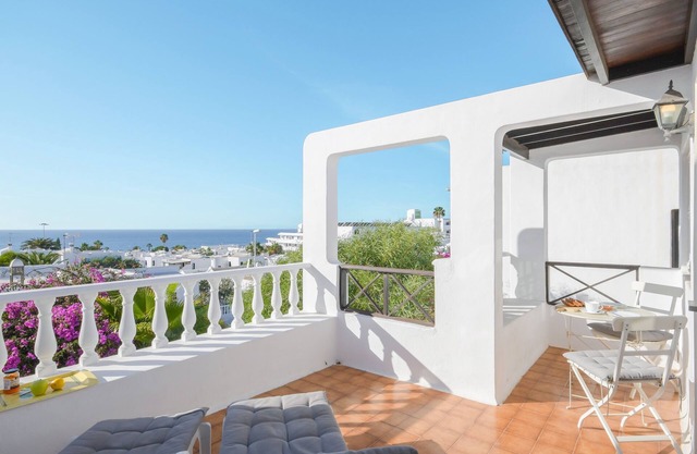 Holiday Home "La Lujancita" Close to Beach with Terrace, Ocean Views & Wi-Fi
