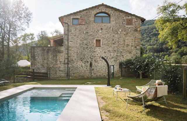 Holiday Home 'Lledoner' with Mountain View, Shared Pool and Wi-Fi