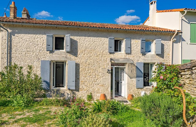 Holiday Home 'Maison À Cozes' with Private Terrace, Private Garden and Wi-Fi