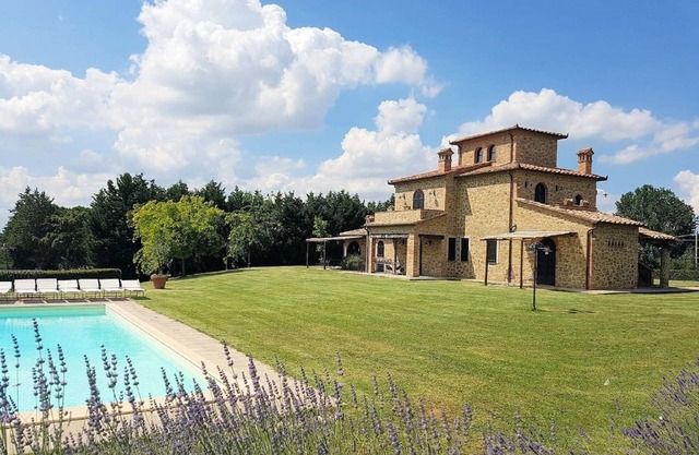 Holiday Home near Lago di Chiusi with Pool