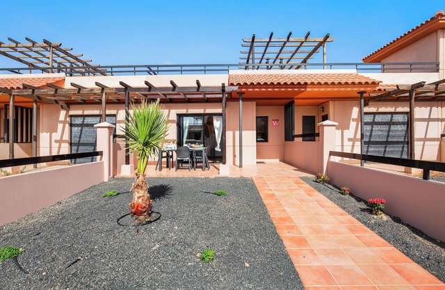 Holiday Home 'Sunny Home' with Pool, Garden & Wi-Fi