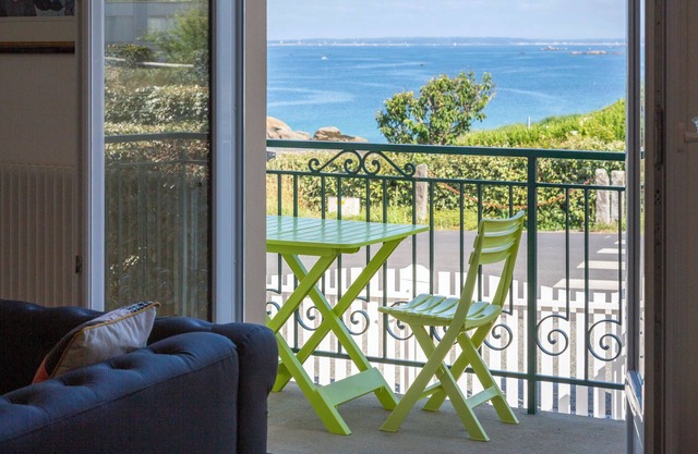 Holiday Home 'Ty Porz Mouzic' with Sea View, Private Garden and Wi-Fi