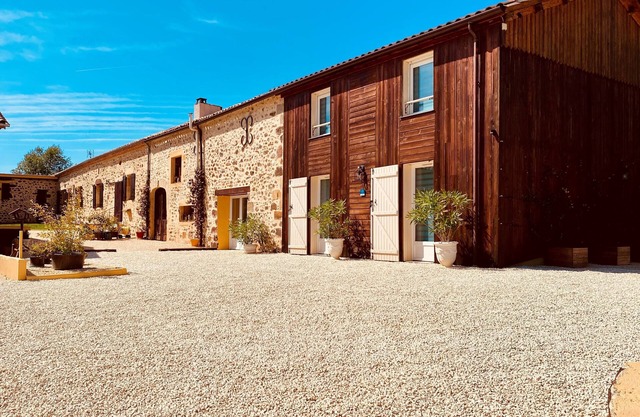 Holiday Home with 3 Bedrooms, Aircon and Private Heated Pool - 40 Mins Bergerac