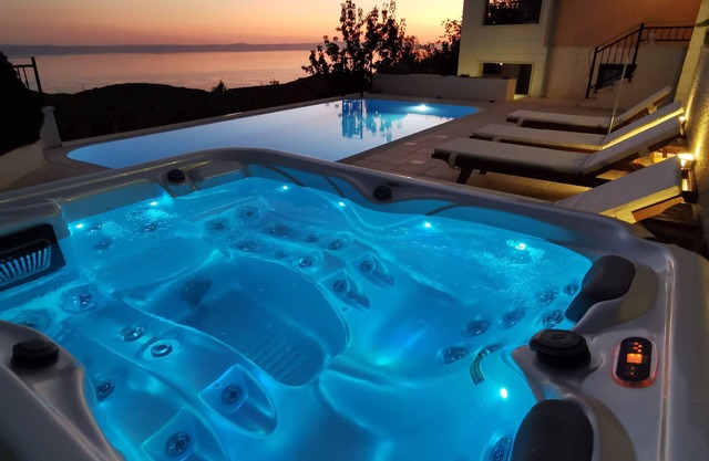 Holiday home with a heated pool with a beautiful view of the sea.