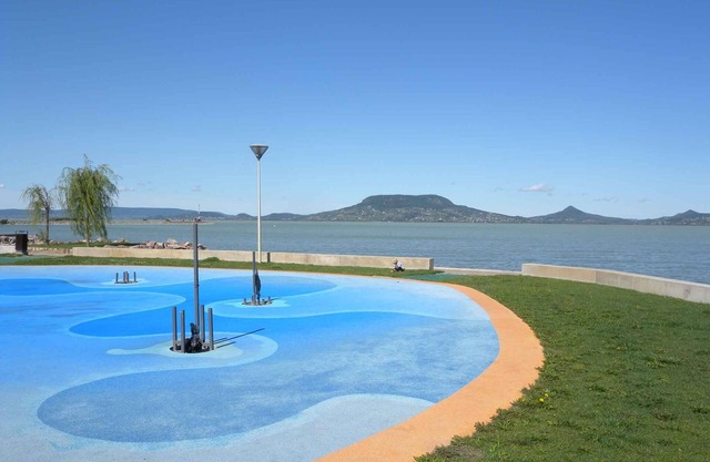 Holiday home with tasteful furnishings and gallery