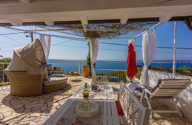Holiday home with whirlpool and air conditioning
