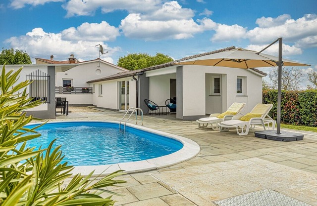 Holiday House Prenc with Private Pool