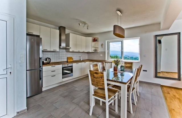 Holiday house Brapa - open swimming pool: - Hrvace, Riviera Split, Croatia