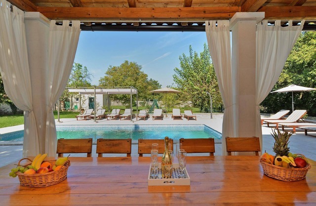 Holiday house for 16 persons approx. 300 qm in Rojnici, Istria (Interior of Istria)