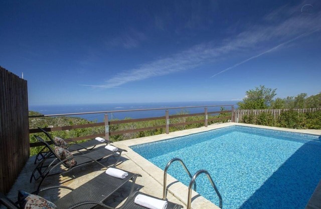 Holiday House in Apollonii with Private Pool and Spectacular View