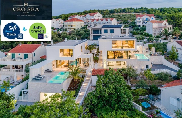 Holiday House in Sutivan with Private Parking and Direct View