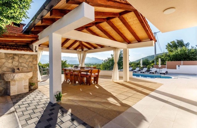 Holiday house Jurica-with heated pool: - Nova Sela, Riviera Omis, Croatia