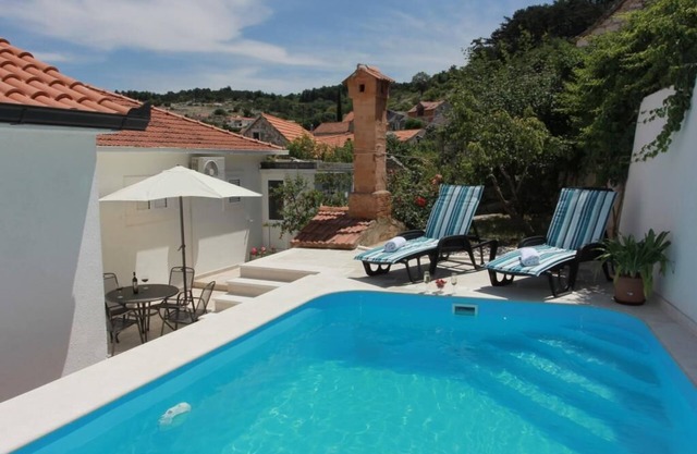 Holiday House Pine Tree - Three Bedroom Holiday Home with Pool