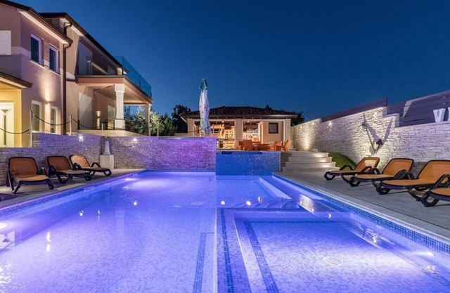 Holiday house Pula for 1 - 18 persons with 7 bedrooms - Holiday home