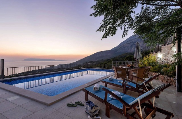 Holiday house Tučepi for 1 - 5 persons with 2 bedrooms - Holiday house