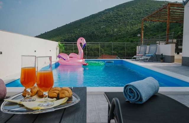 Holiday house with a swimming pool Primorski Dolac, Zagora (K-22831)