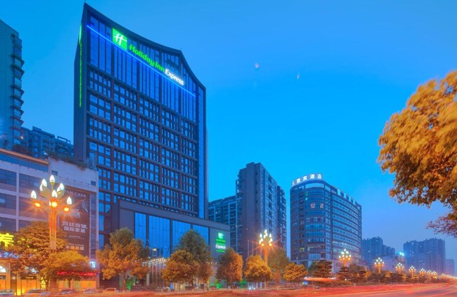 Holiday Inn Express Leshan City Square by IHG - High Speed Rail and Leshan Giant Buddha