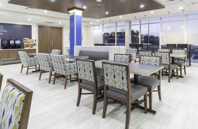 Holiday Inn Express & Suites Fort Myers Airport by IHG