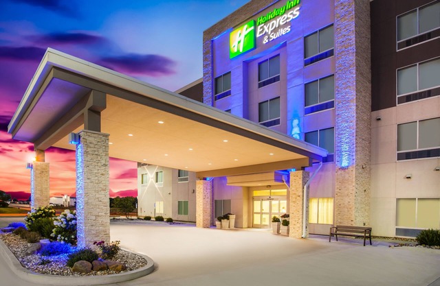 Holiday Inn Express & Suites Litchfield West by IHG